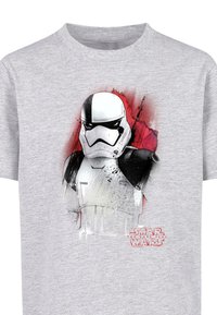 Pilkos medvilnės marškinėliai su juodai balta Stormtrooper grafika, raudonais akcentais ir purslų detalėmis. Įtraukta "Star Wars" logotipas raudonai.
