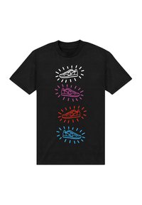 Sort t-shirt med fire sko konturer i hvid, pink, rød og blå, omgivet af stråler, med korte ærmer og rund halsudskæring.