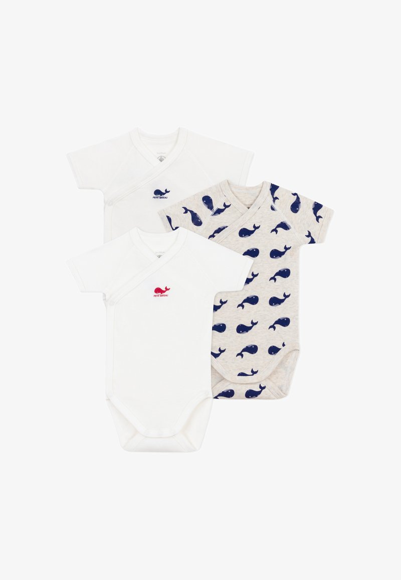 Tre baby bodysuits: to hvite med røde og blå hval-logoer, og en beige med et blått hval-mønster. Alle har korte ermer og kneppeslås.