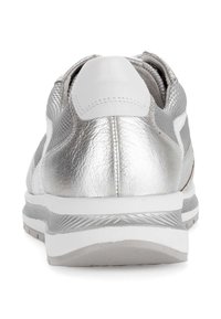 Zilveren metallic sneaker met een gladde textuur, witte accenten en een gevoerde hiel. Beschikt over een gestroomlijnd ontwerp en een licht verhoogde zool.