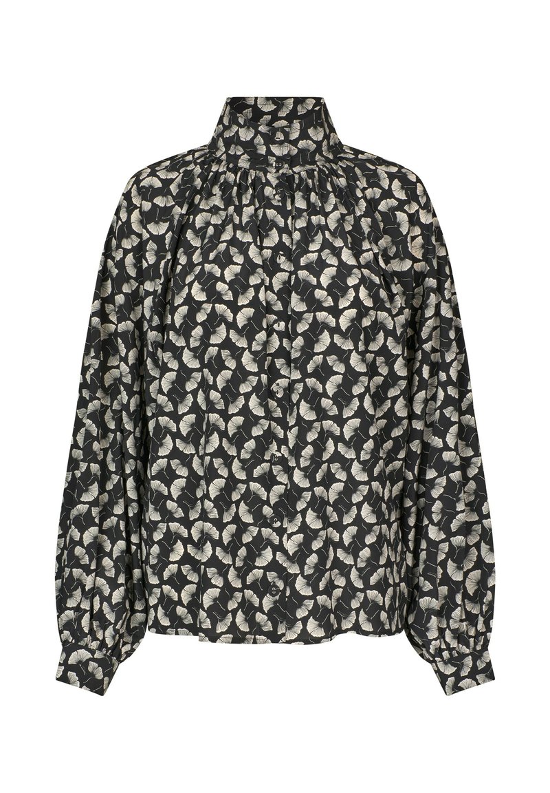 Črna bluza z dolgimi rokavi, ki ima visok ovratnik in naberke, okrašena z belim vzorcem listov po celotni površini. Mehka tekstura blaga.