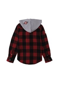 Chemise en flanelle à carreaux rouges et noirs à manches longues avec une capuche gris clair, arborant une patch rouge et blanc dans le dos.