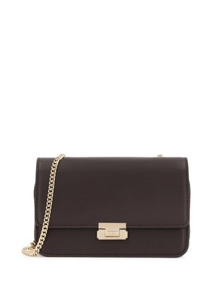 Bolso bandolera de piel negra con cadena dorada y cierre rectangular dorado en la solapa frontal.