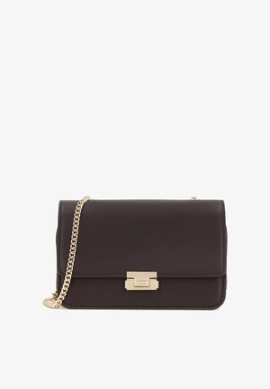 Bolso bandolera de piel negra con cadena dorada y cierre rectangular dorado en la solapa frontal.