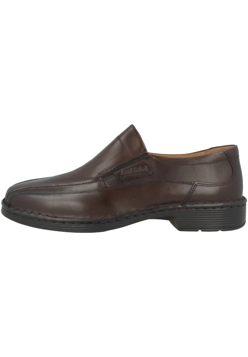 Hnědé kožené slip-on boty s hladkým povrchem, kontrastním prošitím a odolnou gumovou podrážkou s nízkým podpatkem.