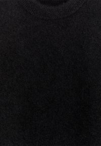 Schwarzer Pullover mit einer weichen, fuzzy Textur, rundem Ausschnitt und ohne sichtbare Muster oder Akzente. Schlichtes Design in einfarbiger Ausführung.