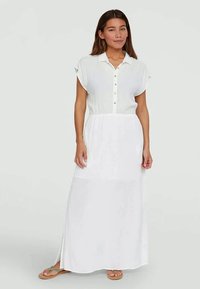 Vestido maxi branco com uma frente com botões, mangas curtas em forma de capa e um topo texturizado. A saia é lisa, apresentando fendas laterais.