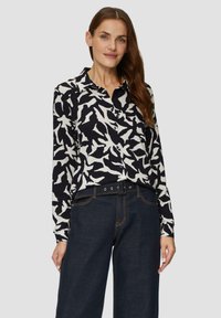 Lange mouw knoopshirt in zwart met wit abstract patroon, gemaakt van katoen, met een klassieke kraag en een voorste knoopsluiting.