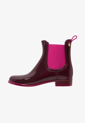 Glanzende bordeauxrode enkellaarsregenlaars met felroze elastisch zijpaneel en trek lus, lage hak en klein goudkleurig logodetail.