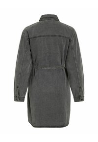 Sivi traper jakna s pojasom u struku, dugim rukavima i ovratnikom. Tekstura tkanine s vidljivim šavovima.