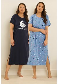 Två kvinnor i nattskjortor. Den ena är marinblå med en mån-grafik, den andra ljusblå med färgglada stjärnmönster, båda med sidslitsar.