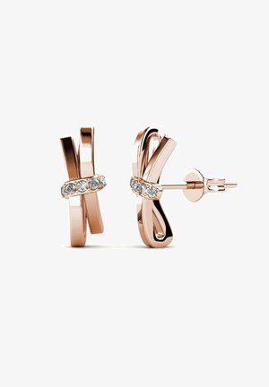 Roze gouden oorbellen met een gedraaide design, met een rij van vijf cirkelvormige heldere edelstenen langs de centrale band. Glad, gepolijst afwerking.