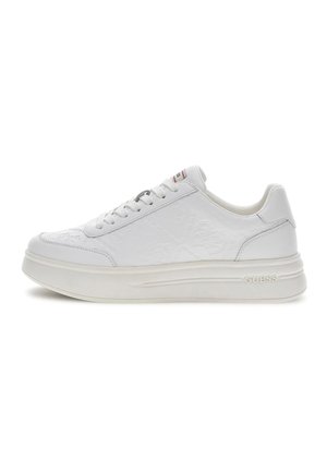 Sneaker bianca low-top con lacci frontali, motivi floreali in rilievo, suola spessa e marchio "GUESS" sul lato.