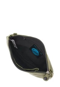 Portafoglio verde con texture e chiusura zip, caratterizzato da un interno nero e un'etichetta logo blu. Design semplice e raffinato senza dettagli esterni.