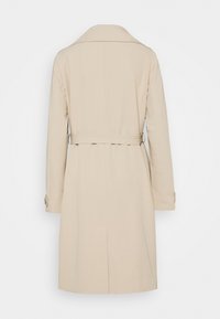 Beige trenchcoat met lange mouwen, een getailleerde taille met riem, een achterkant met insnijding en een omgeslagen kraag. Gladde stof met minimale hardware details.