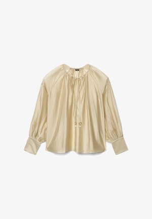 Blouse en satin crème avec un col rond froncé, un cordon à nouer, de longues manches bouffantes et des poignets à boutons. Texture lisse et coupe ample.