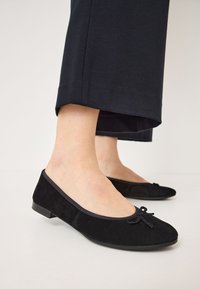 Tamaris Balerínky - black suede