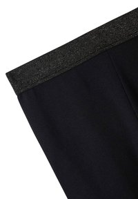 Leggings neri con una cintura larga e un dettaglio scintillante in filo d'argento. Il tessuto è morbido ed elastico per garantire il massimo comfort.
