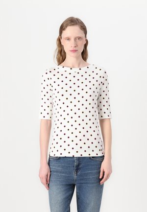 Witte top met korte mouwen en multikleuren stippen in bordeauxrood en bruin. Glad textuur, ronde halslijn, aangesloten ontwerp.