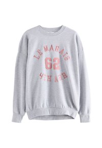 Harmaa rento collegepaita, jossa on etupuolella vaaleanpunaisella kirjailtu teksti "LE MARAIS 62 4TH ARR" sekä resorireunukset hihoissa ja helmassa.