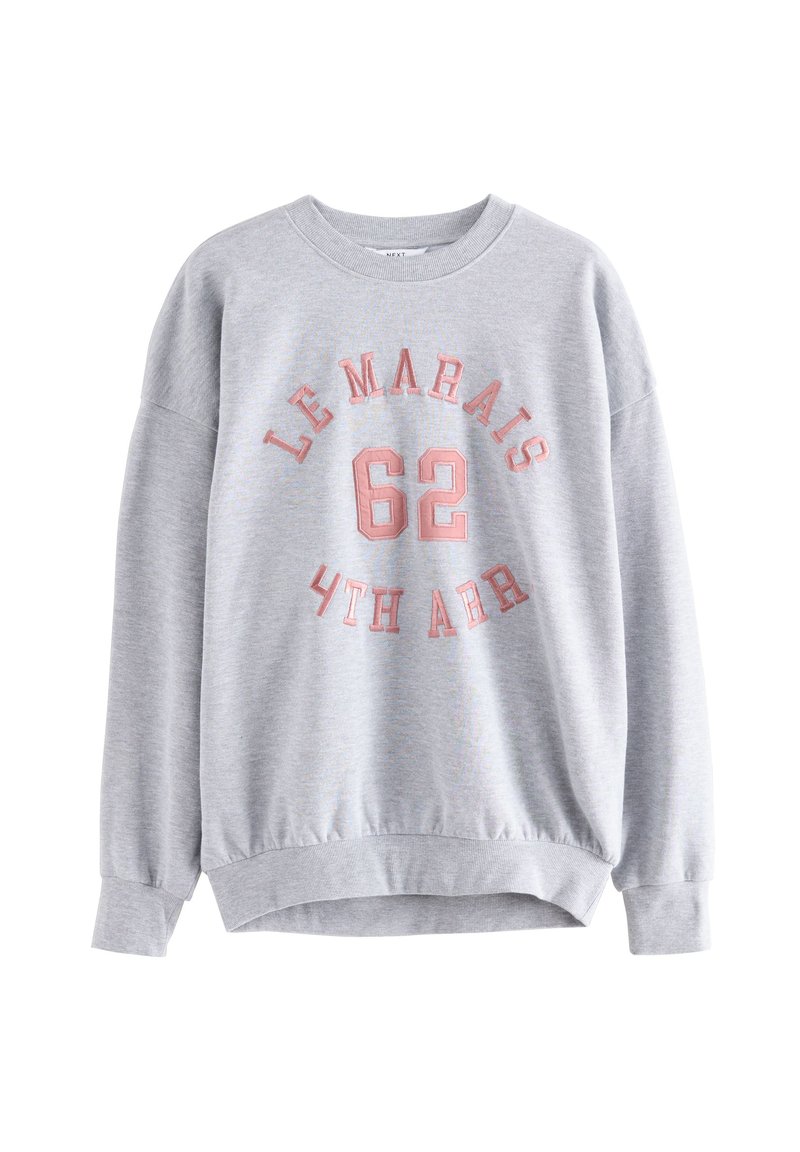 Harmaa rento collegepaita, jossa on etupuolella vaaleanpunaisella kirjailtu teksti "LE MARAIS 62 4TH ARR" sekä resorireunukset hihoissa ja helmassa.