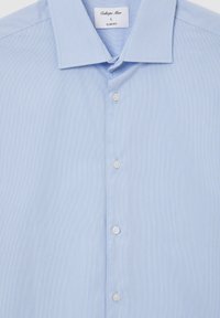 Hellblaues, slim-fit Hemd mit einem subtilen Streifenmuster, Kentkragen und weißen Knöpfen entlang der Vorderseite und an den Manschetten. Größe L.