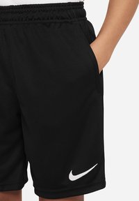 Schwarze Sportshorts mit einem elastischen Bund, Seiten Taschen und einem weißen Nike-Logo am unteren linken Saum; aus leichtem Material gefertigt.