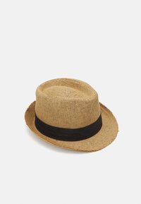 Barna szalma fedora kalap fekete szövetpánttal. Kerek tetejű, rövid szélességű, texturált szövésű. A szélei kissé meg vannak kopva.