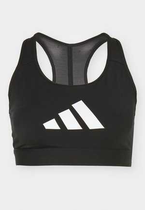 Svart sports BH med racerback-design, laget av glatt stoff, med en fremtredende hvit Adidas-logo i en skråstripe.