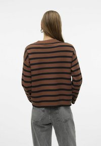 Vero Moda SABA O-NECK BUTTON NOOS - Strickpullover - pinecone