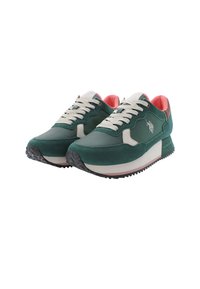 Zielone zamszowe i skórzane sneakersy z różowymi akcentami, z beżowymi sznurowadłami, teksturowaną podeszwą i logo z boku.