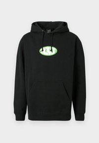 Hanorac negru cu buzunar frontal tip kangaroo, glugă cu șnur ajustabil și un design cu logo oval verde pe piept. Material din bumbac, textură moale.