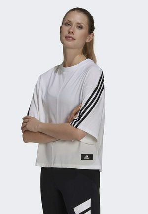 Maglietta sportiva bianca a maniche corte con accenti a tre strisce nere sulle maniche e un'etichetta con il logo Adidas nella parte anteriore inferiore. Tessuto testurizzato.