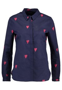 Marineblaues Hemd mit langen Ärmeln, das mit einem Muster aus roten Herzen verziert ist, die gleichmäßig verteilt sind. Hergestellt aus leichtem Stoff mit glatter Textur.