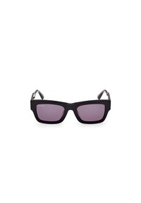 Gafas de sol rectangulares negras con lentes morados. La montura tiene un acabado mate y contornos angulares prominentes. Patillas delgadas con ligera curvatura.