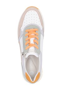 Sneaker in Weiß, Grau und Beigefarbener Wildleder mit orangenen Schnürsenkeln. Verfügt über ein perforiertes Obermaterial, einen Reißverschluss und eine Gummisohle mit kontrastierenden Akzenten.