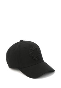 Cappellino nero con visiera curvata, realizzato in tessuto, con un logo circolare testurizzato sulla parte anteriore. Design semplice senza ulteriori accenti.