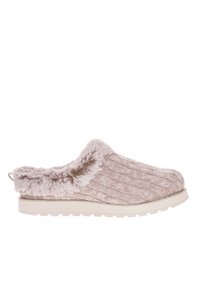 Zapato de punto color rosa claro, tipo slip-on, con cuello de piel sintética y suela blanca resistente. La parte superior texturizada y la suela lisa mejoran la comodidad y el estilo.