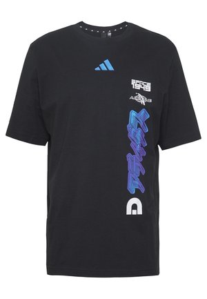 Zwart katoenen T-shirt met blauwe en paarse grafische ontwerpen, inclusief tekst en logo's, met een ronde hals en korte mouwen.