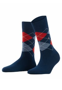 Marineblaue Socken mit einem Argyle-Muster aus roten und grauen Rauten. Hergestellt aus weichem Stoff mit gerippten Abschlüssen und einer glatten Textur.