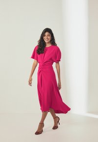 Next SHORT SLEEVE RUCHED-REGULAR FIT - Vardagsklänning - pink