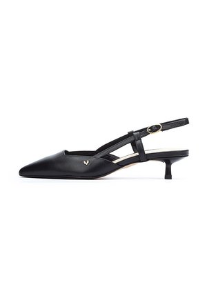 Zapatos de tacón de piel negra con punta afilada, tacón kitten bajo y un diseño minimalista que presenta un pequeño acento de logotipo dorado.