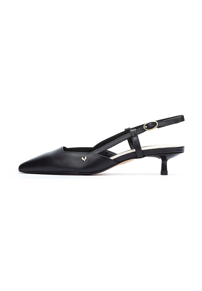 Zapatos de tacón de piel negra con punta afilada, tacón kitten bajo y un diseño minimalista que presenta un pequeño acento de logotipo dorado.