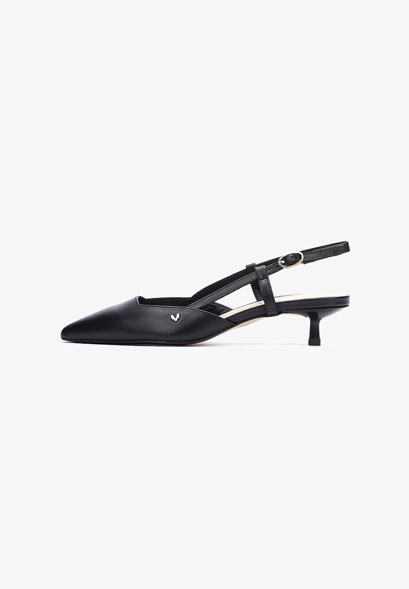 Escarpins en cuir noir à lanière arrière, avec un bout pointu, un petit talon aiguille, et un design minimaliste mettant en avant un petit accent logo doré.