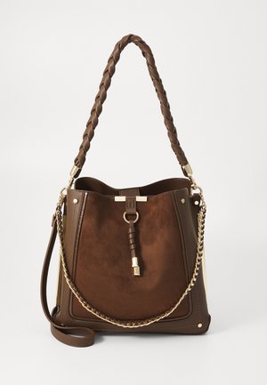 Bruine suède emmer bag met gevlochten leren handvat, goudkleurige accessoires, voorzijde met strikdetail en een extra kettingriem. Glad en gestructureerd oppervlak.