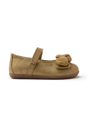 Ballerine in suede marrone con una cinghia e dettaglio a fiocco sulla punta, morbido al tatto e suola in gomma piatta.