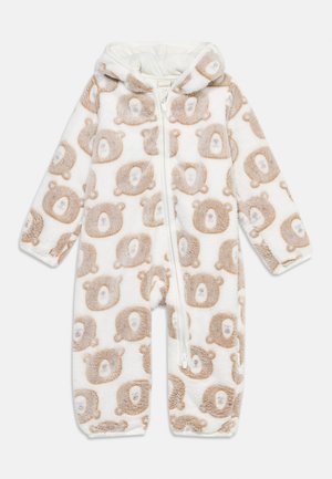 Witte fleece babyjumpsuit met capuchon en ritssluiting, met een patroon van een bruin teddybeer gezicht over het hele oppervlak.