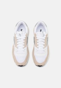 Sneakers leggeri con una combinazione di mesh bianco, suede beige e accenti grigi. Design classico con lacci e suola in gomma per una buona aderenza.