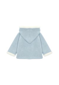 Chaqueta azul claro con capucha y ribete de piel sintética blanca en la capucha y los puños. Corte holgado, tejido texturizado y mangas largas.