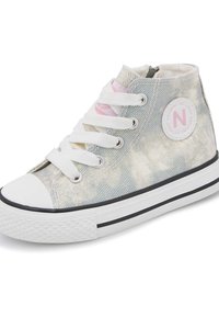 Sneakers alta in denim chiaro con suola bianca, caratterizzati da una patch rotonda con logo, lacci bianchi, variazioni di texture e dettagli neri.